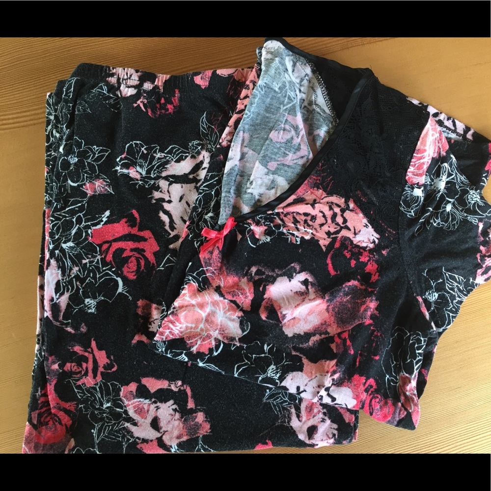 Pajama set size small, Apt 9
